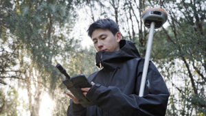 Máy trắc địa GPS là gì? Ưu điểm so với các phương pháp đo truyền thống Máy trắc địa gps