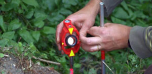 Cân bọt thủy để đảm bảo độ chính xác