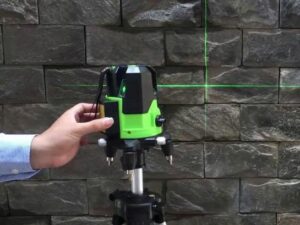 Ứng dụng của máy laser tự cân bằng trong lắp đặt hệ thống điện nước