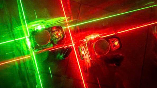 Máy tia laze dùng để làm gì? Phân loại và ứng dụng trong xây dựng, nội thất Máy laser tia xanh và tia đỏ